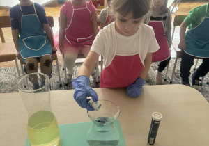 Dziewczynka wsypuje barwnik do wody