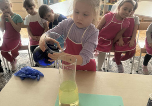 Dziewczynka wlewa barwnik do oleju