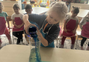 Chłopiec wlewa barwnik do oleju