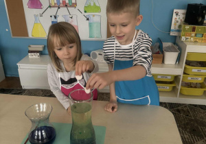 Dzieci oglądają olej z woda