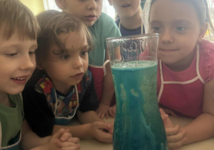 Dzieci oglądają zabarwiony olej