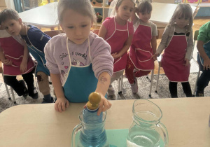 Powietrze z butelki napełnia balon