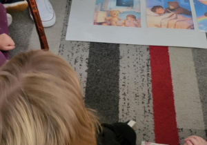 Miś podświetalny latarką z szyszką w środku