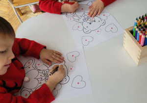 Dzieci kolorują przy stoliku