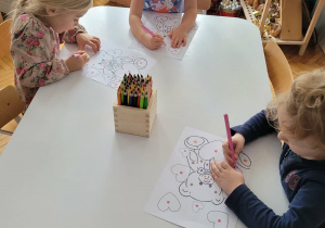 Dzieci kredkami kolorują