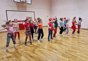 Dzieci podczas rozgrzewki na sali gimnastycznej