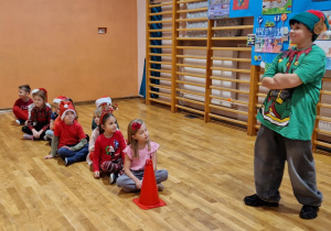 Dzieci siedza w rzędzie