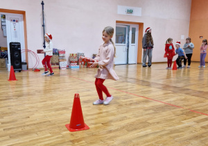 Dziewczynki biegną z prezentami