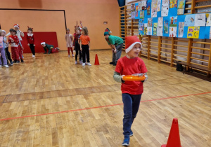 Chłopiec biegnie z tacą