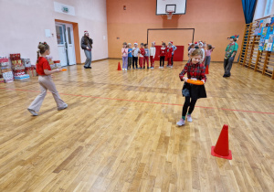Dzieci biegną z tacami