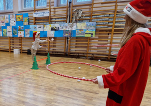 Chłopiec wrzuca kulkę do obręczy