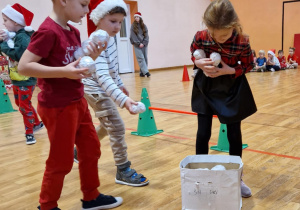 Dzieci zbierają kulki