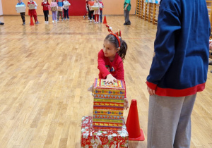 Dziewczynka układa prezent na prezencie