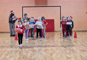 Dzieci biegną z prezentami