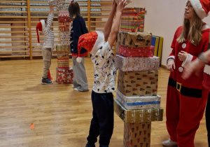 Dzieci ukladają prezent na prezencie