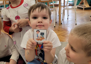 Chłopiec poakzuje ilustrację misia leczonego przez pana doktora
