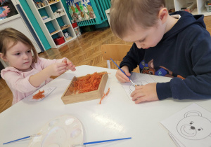 Dzieci wykonują prace plastyczną miś