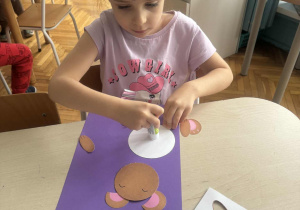 Dziewczynka przykleja misia