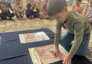 Chłopiec kładzie jedną kropkę obok ilustracji