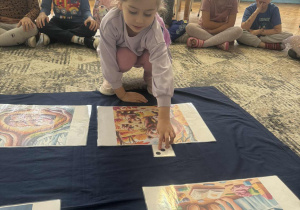 Dziewczynka kladzie trzy kropki obok ilustracji