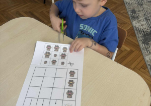 Chłopiec trzyma nożyczki