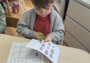 Chłopiec wycina kwadraty