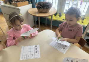 Dziewczynki wycinają nożyczkami