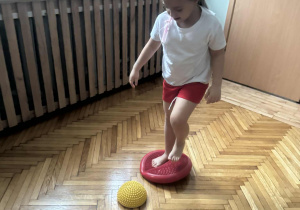 Dziewczynka staje na jeżyku sensorycznym