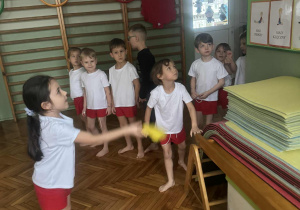 Dziewczynka frzuca do kosza