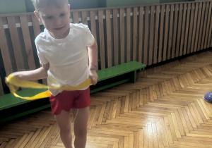 Chlopiec przechodzi przez szarfę