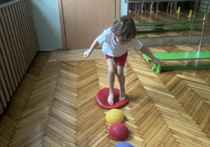 Chlopiec stoi na jeżyku sensorycznym