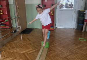 Dziewczynka idzie po równoważni