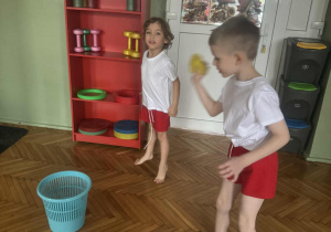 Chłopiec rzuca do kosza