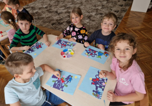 Dzieci stemplują patyczkami do uszu