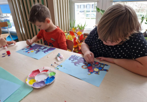 Dzieci nakrapiają farbą obrazek