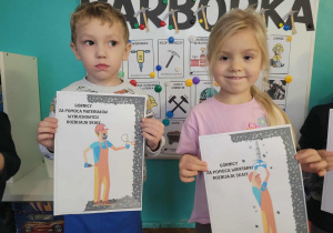 Dzieci z ilustracjami gónika przy pracy