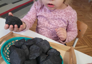 Dziewczynka z bryłką węgla