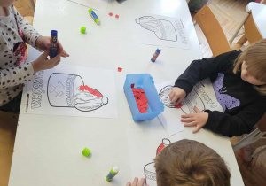 Dzieci wyklejają czapkę górnika