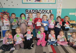 Dzieci z czapkami gónika