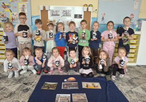 Dzieci z czapkami gónika