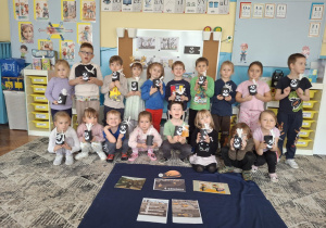 Dzieci z planszami górniczymi