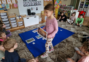 Dziewczynka pokazuje ilustracje paproci