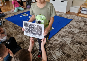 Chłopiec pokazuje ilustracje bryłek węgla