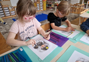 Dziewczynka koloruje górnika