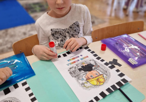 Dziewczynka z pokolorowanym górnikiem