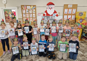 Dzieci z pracą plastyczną górnik