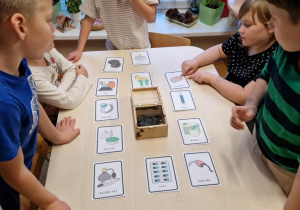 Dzieci odgadują zagadki