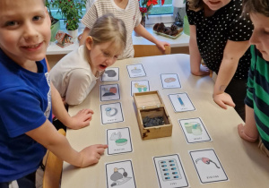 Dzieci oglądają ilustrację co powstaje z węgla