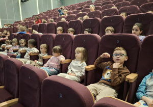 Dzieci siedzące w sali kinowej
