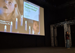 Dziewczynka i chłopiec magia świąt